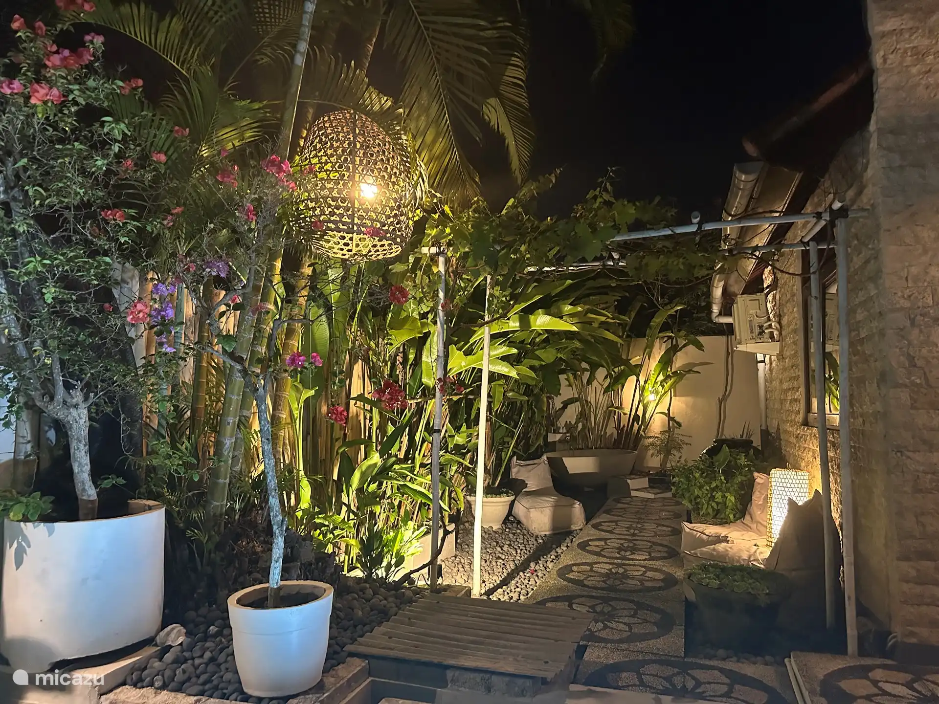 Der Blick auf den Outdoor-Spa