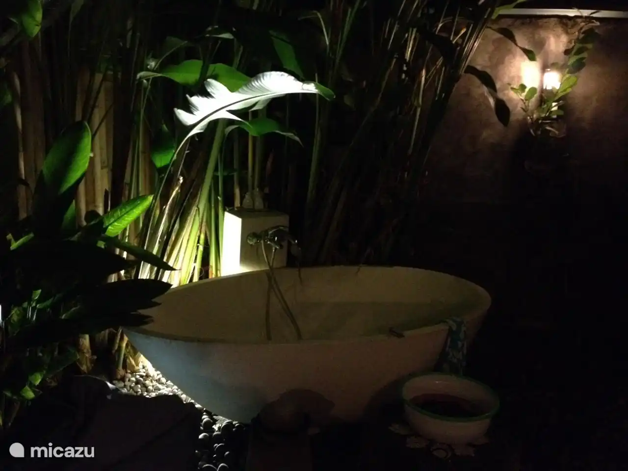 Der Außenpool aus Terrazzo bei Nacht