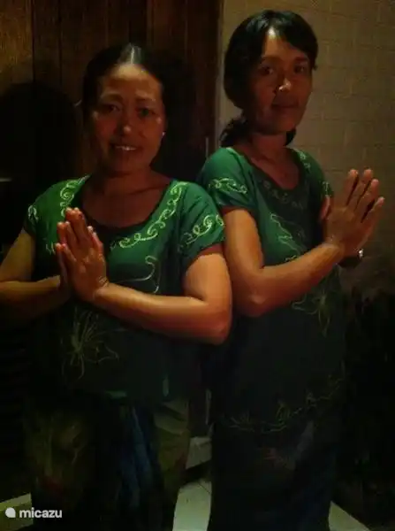 Asih und Wayan, die Ihnen abends im Haus eine wunderbare Massage geben können. Alle Telefonnummern finden Sie im Willkommensordner. 