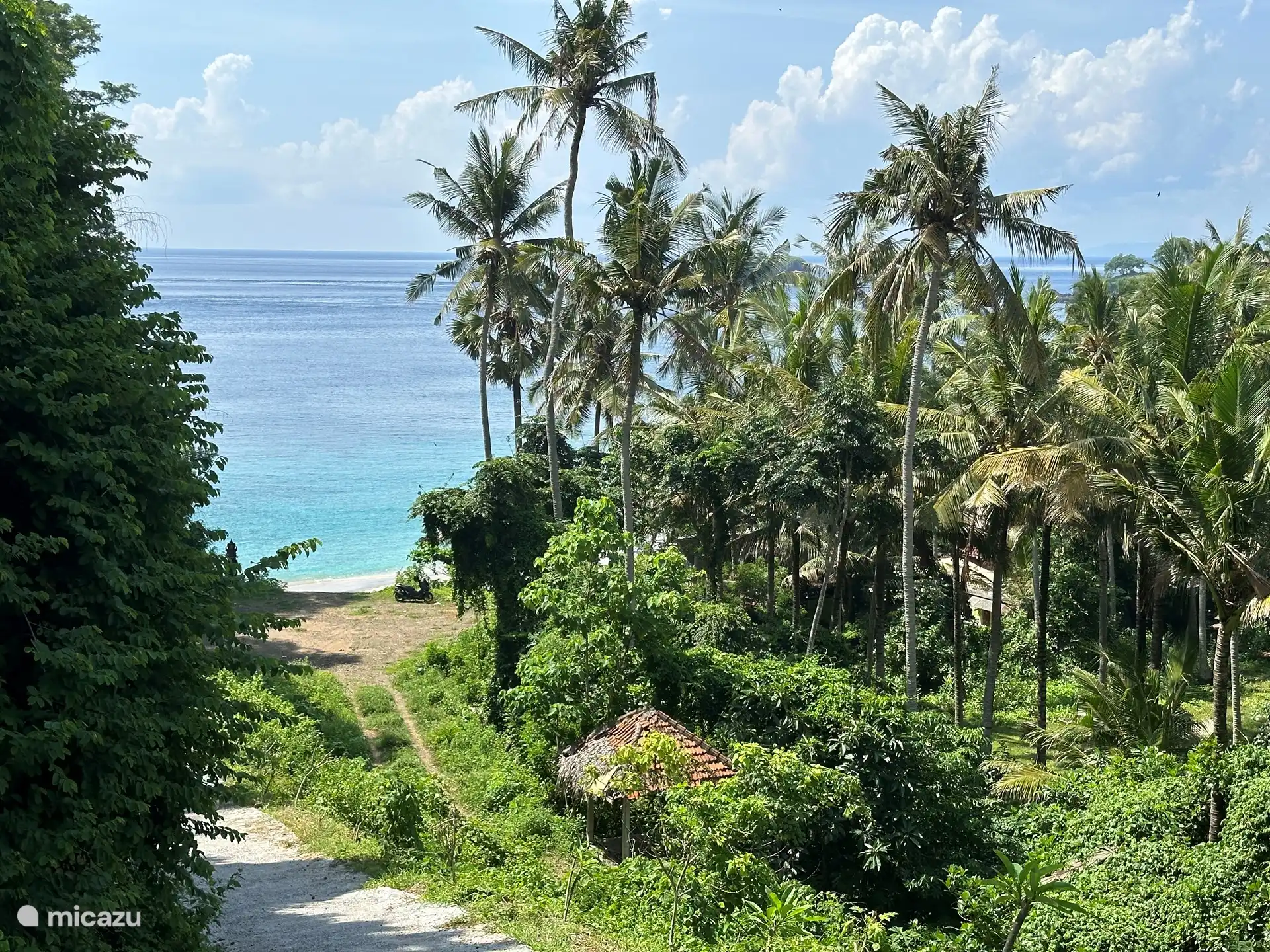 Eingang zum White Sand Beach von. Prasi