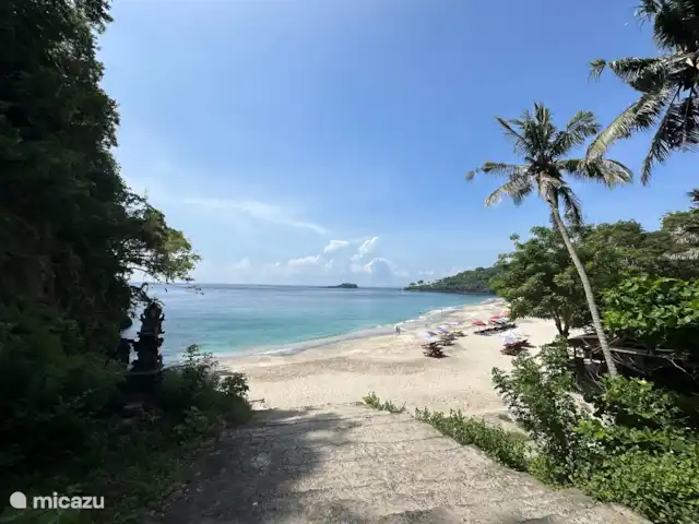 Villa Rumah Pantai No.14 huren in Indonesië, Bali, Jasri - villa White Sand Beach, een van de mooiste baaien van Bali! Nog niet bedorven maar wel comfortabel. Eet heerlijk een nasi of een verse vis bij een van de warungs en je krijgt er een ligbedje bij. Spelen in de golven want die zijn er volop! Deze baai ligt op ca. 10 minuten rijden vanaf het huis.