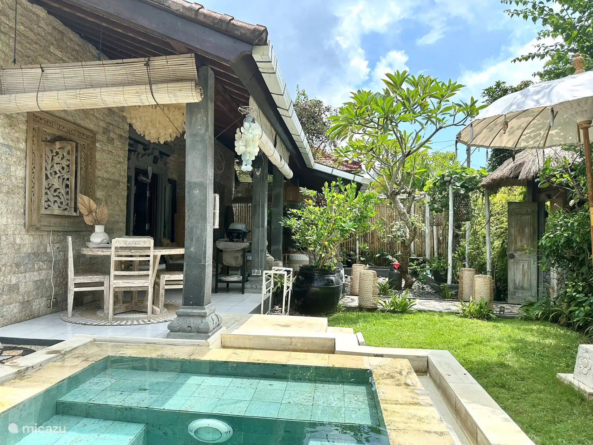 Die Veranda mit Essbereich bietet Blick auf den Pool.