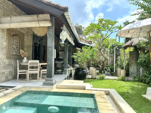 Villa Rumah Pantai No.14 huren in Indonesië, Bali, Jasri - villa De veranda met de eethoek met uitkijk op het zwembad.
