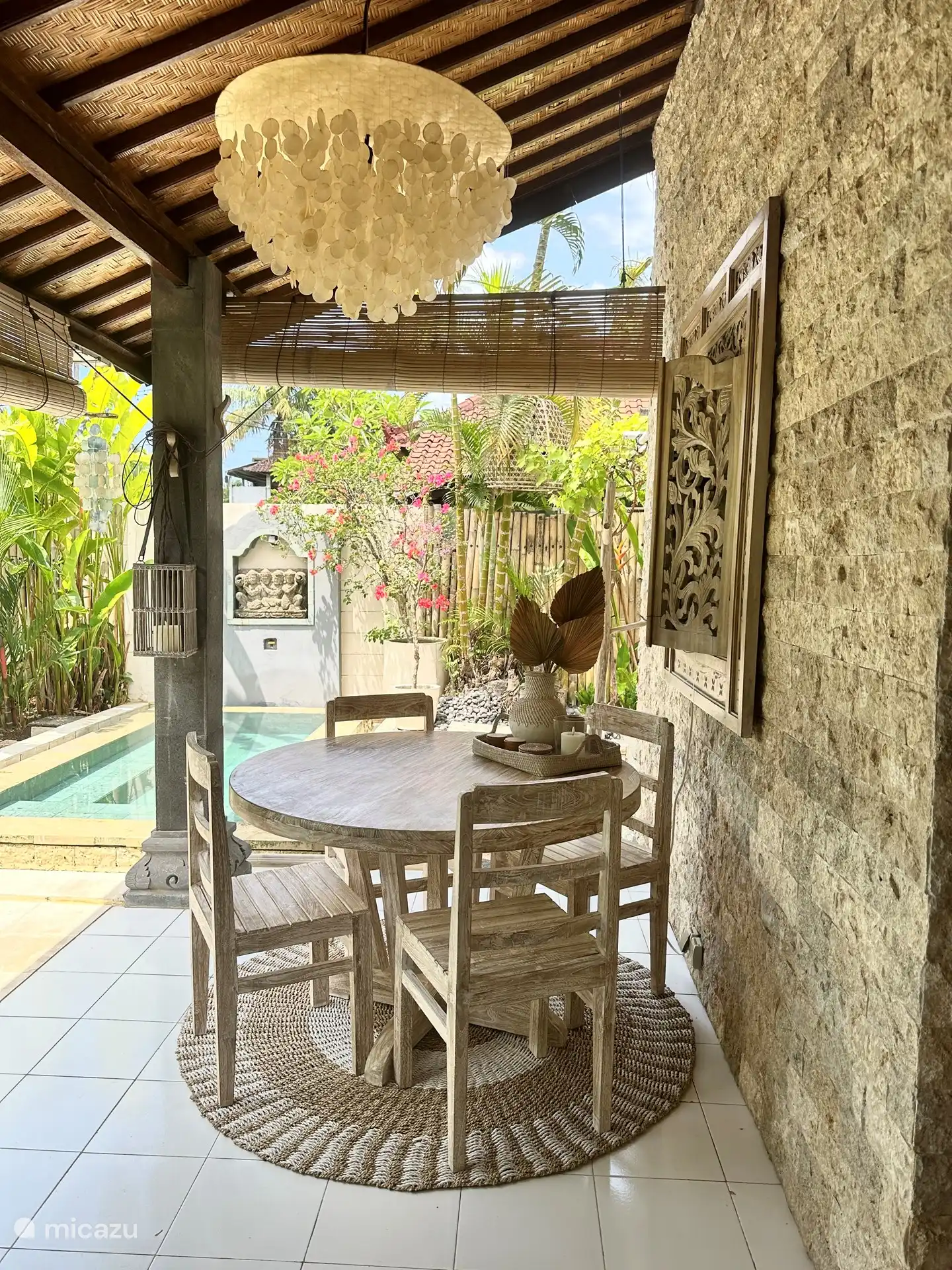 Der gemütliche Esstisch, an dem ein schräg hängender Deckenventilator für wunderbare Abkühlung sorgt