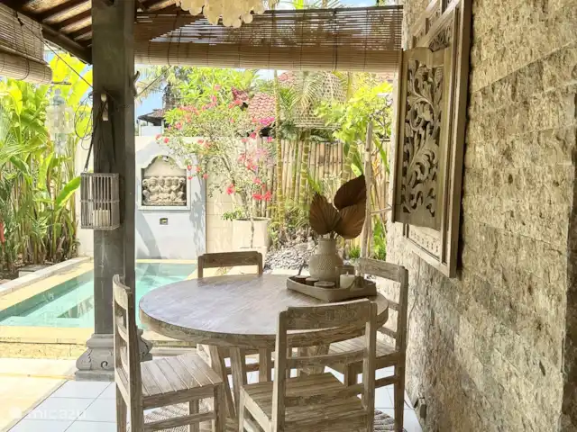 Villa Rumah Pantai No.14 huren in Indonesië, Bali, Jasri - villa De gezellige eettafel met plafondfan die schuin erop hangt voor heerlijke verkoeling