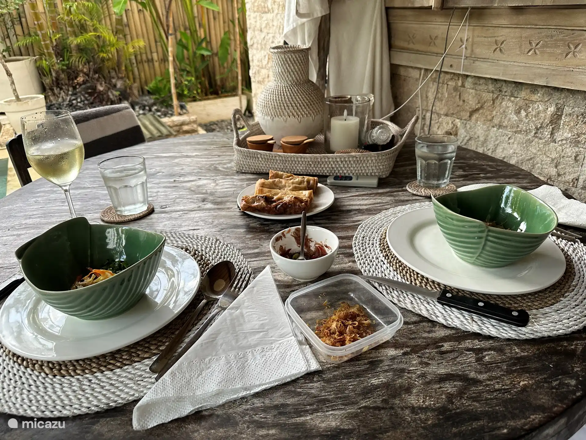 Ein köstlicher Reistisch auf dem Tisch unter der Veranda des Bungalows, alles frisch zubereitet mit Komangs eigenen Boemboes. Und in einem wunderschönen Geschirr aus Bananenblättern aus Porzellan, neu im Jahr 2024. 