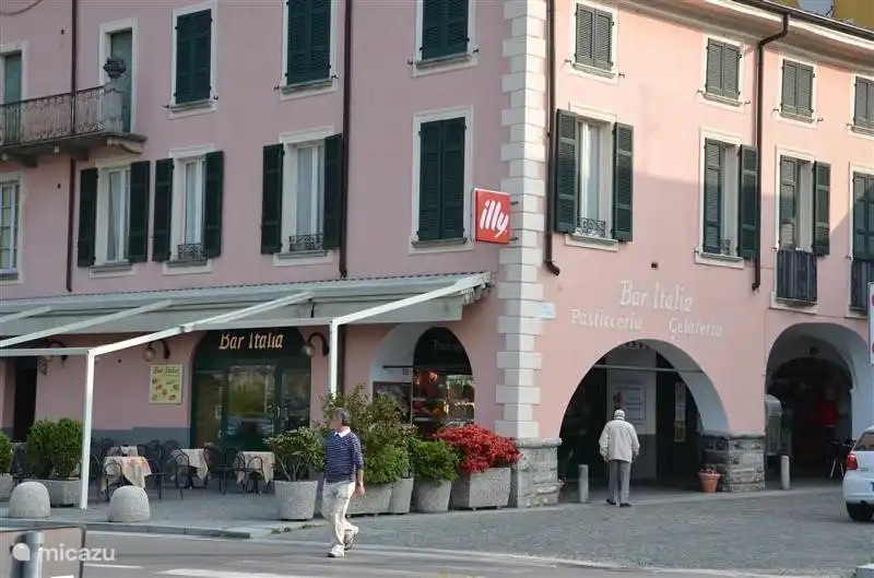 En el bulevar bellamente ajardinado de Porlezza encontrará acogedoras tiendas y terrazas.