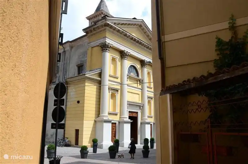 Una de las tres iglesias en el acogedor centro de Porlezza.