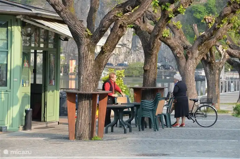 Parte del paseo marítimo de Porlezza.