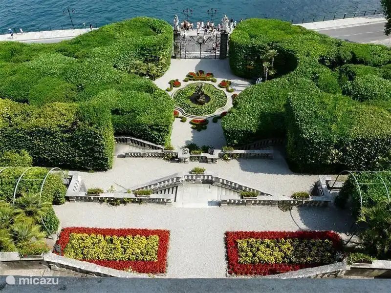 El lago de Como está a sólo 12 kilómetros de Porlezza. A lo largo del lago encontrará casas de moda y hermosos jardines tipo parque. Algunas casas y jardines son accesibles. En la foto el jardín de Villa Carlotta.