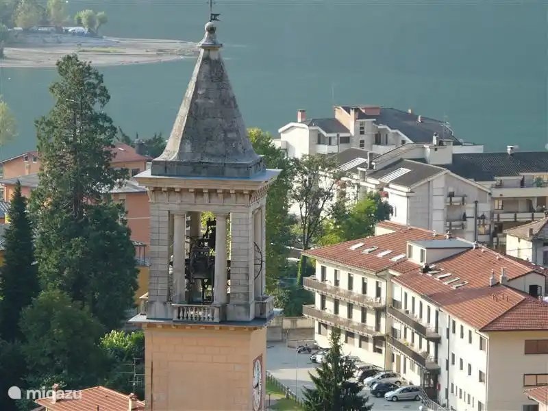 Una vista desde las montañas de Porlezza sobre el pueblo y el lago.