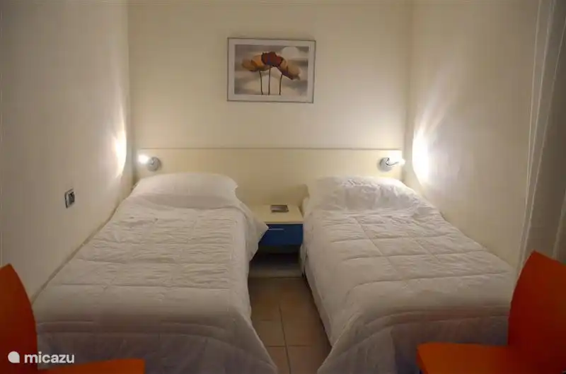 El dormitorio con dos camas que, por supuesto, también se puede hacer como una cama doble.Hay edredones individuales y dobles en el apartamento.