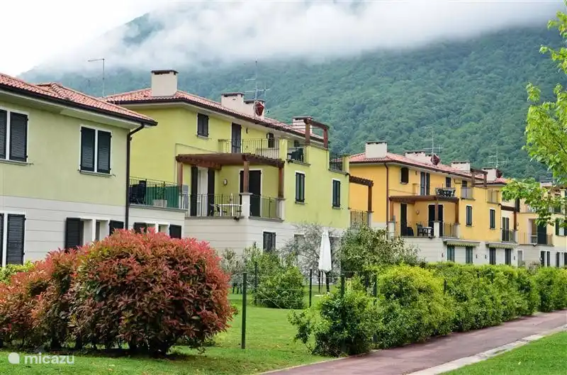 El lado del lago de la villa, con el apartamento Orchidea 4 en el primer piso.Nuestro apartamento está ubicado en la segunda villa con terraza y pérgola.Desde la mañana hasta la noche, un hermoso lugar con vista al parque y al lago.
