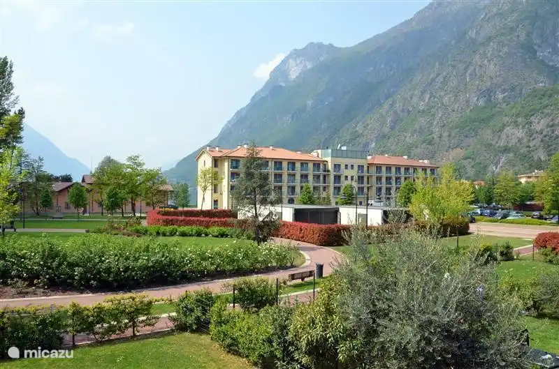 Vista desde la terraza de nuestro apartamento hacia el Palacio y el lago. Un puente peatonal sobre el río te lleva al pueblo en 5 minutos.
