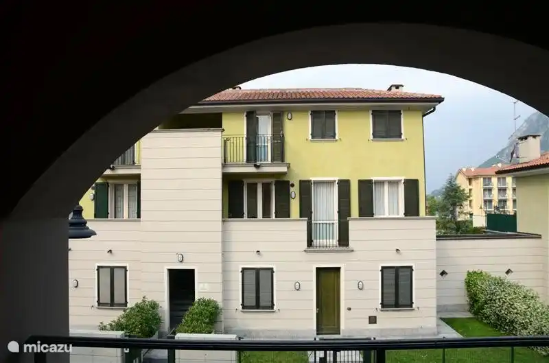 El lado de la calle de Villa Orchidea. Nuestro apartamento está en el primer piso.