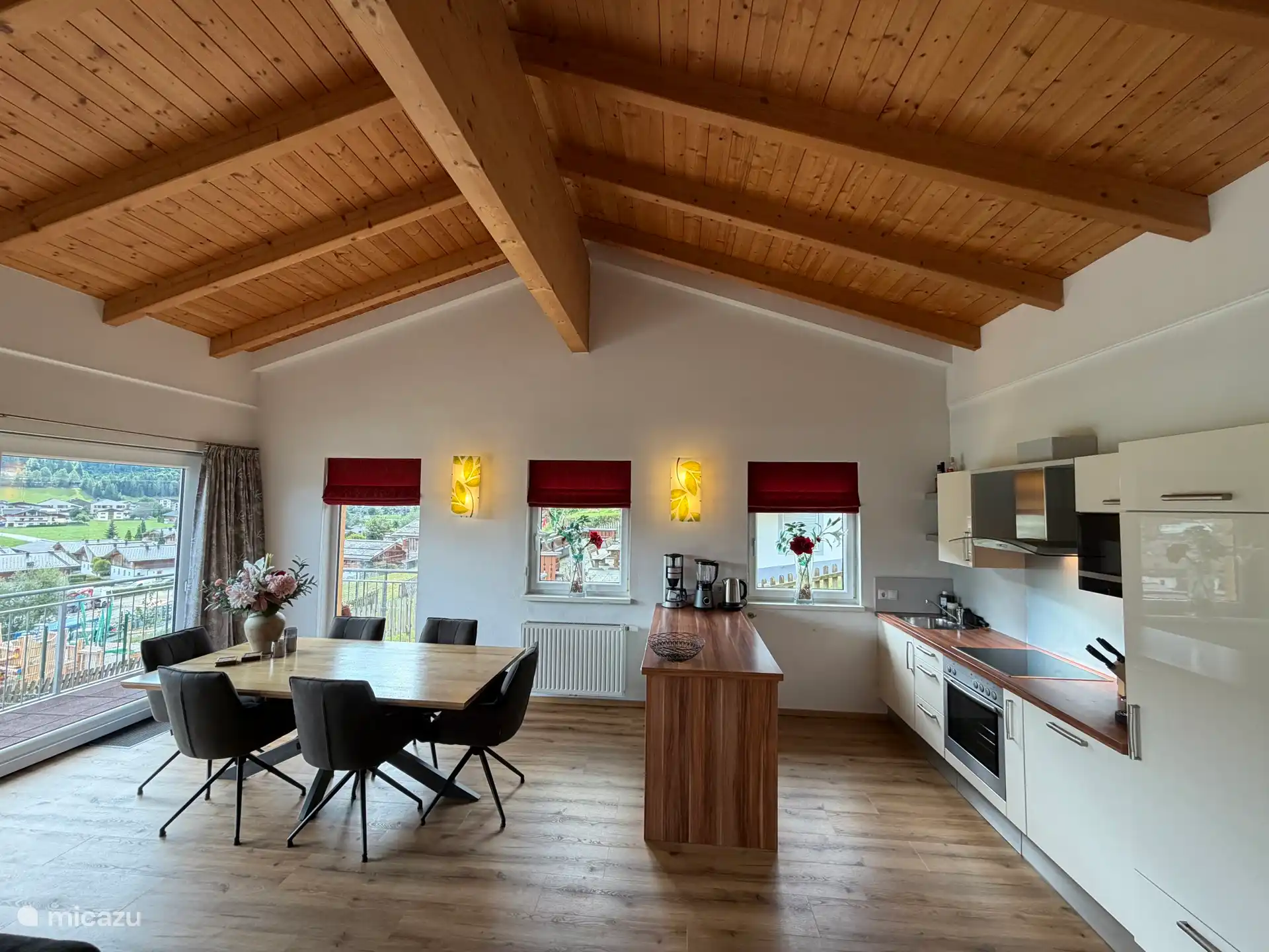 Comedor con cocina abierta