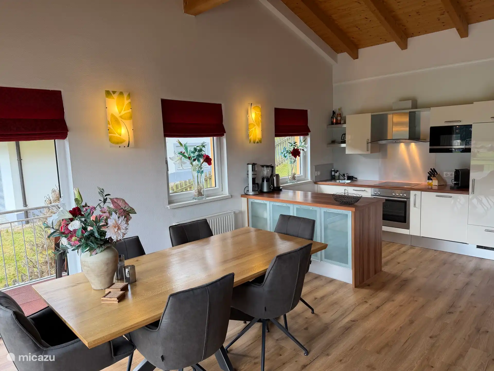 Comedor con cocina abierta