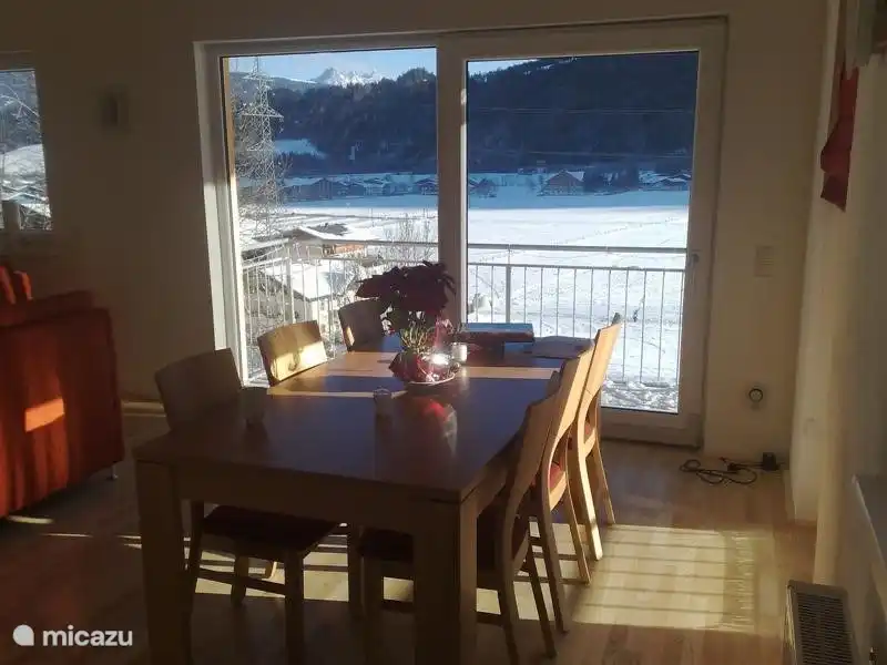 Schöner Ort für Frühstück, Mittag- und Abendessen.