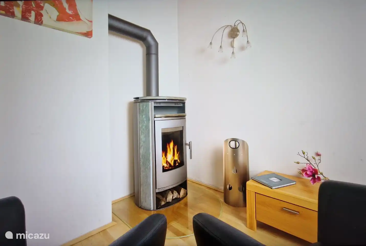 Der Kamin im Wohnzimmer, Feuer  Holz ist inbegriffen. Es gibt auch zwei zusätzliche Stühle.