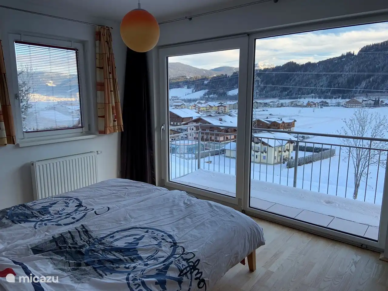 Schlafzimmer mit 1 Doppelbett, Schiebetür öffnet sich auf Balkon