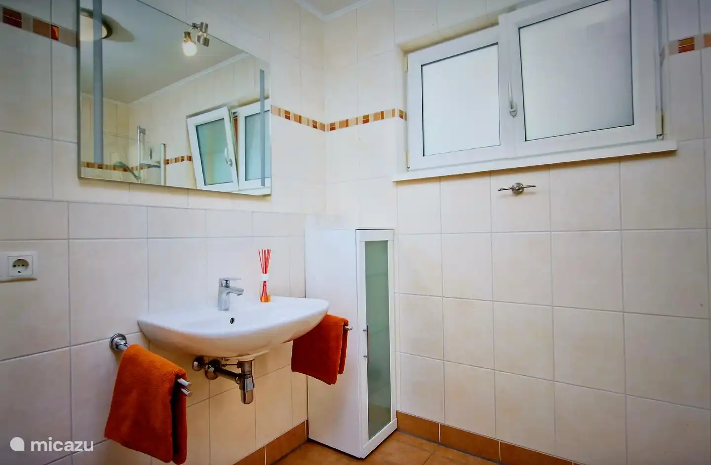 Das Badezimmer hat eine Badewanne / Dusche.