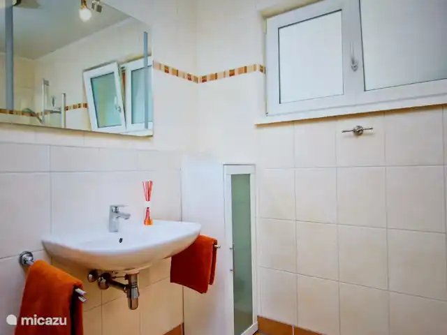 Haus-Myrte | Autriche, Salzburgerland, Flachau - appartement La salle de bain a une baignoire/douche combinée.