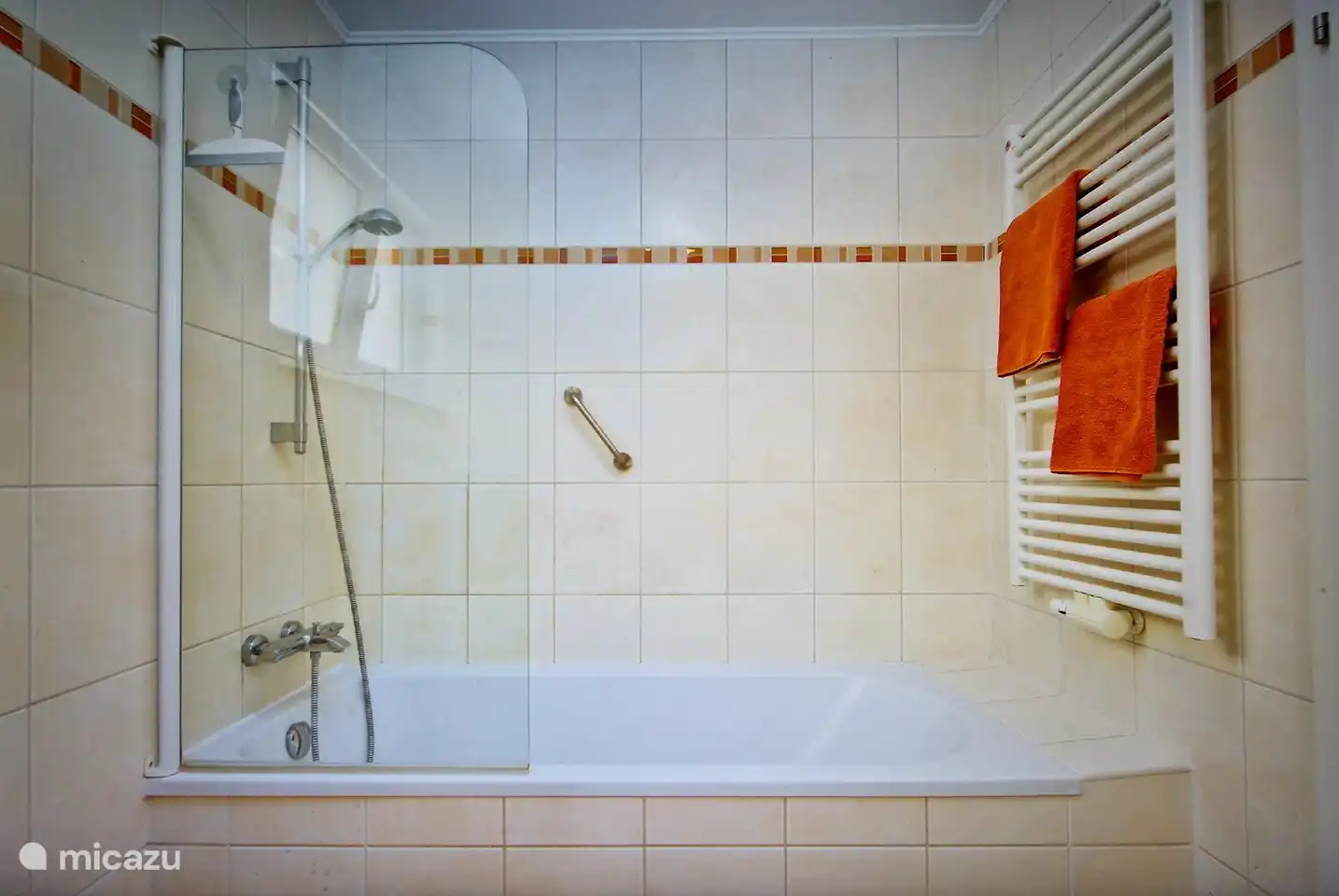 Das Badezimmer verfügt über eine kombinierte Badewanne / Dusche.
