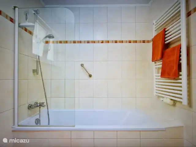Haus-Myrte | Autriche, Salzburgerland, Flachau - appartement La salle de bain a une baignoire/douche combinée.