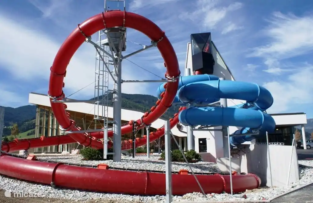 Therme Amade, 5 Kilometer von Flachau, super Rutschen und Sauna in subtropischen Pool.