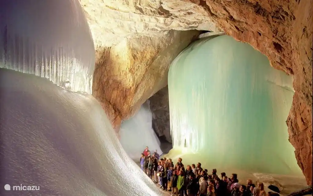 Eisriesenwelt in Werfen, 30 km von Flachau. Die größte natürliche Eishöhle Europas hier.