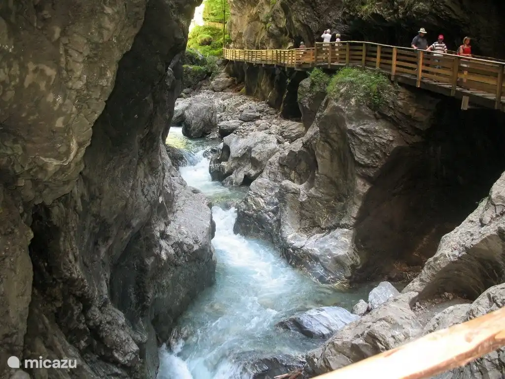 Liechtensteinklamm, 20 Kilometer von Flachau diese beeindruckende Schlucht mit schnell fließendem Wasser und einem herrlichen Wasserfall.