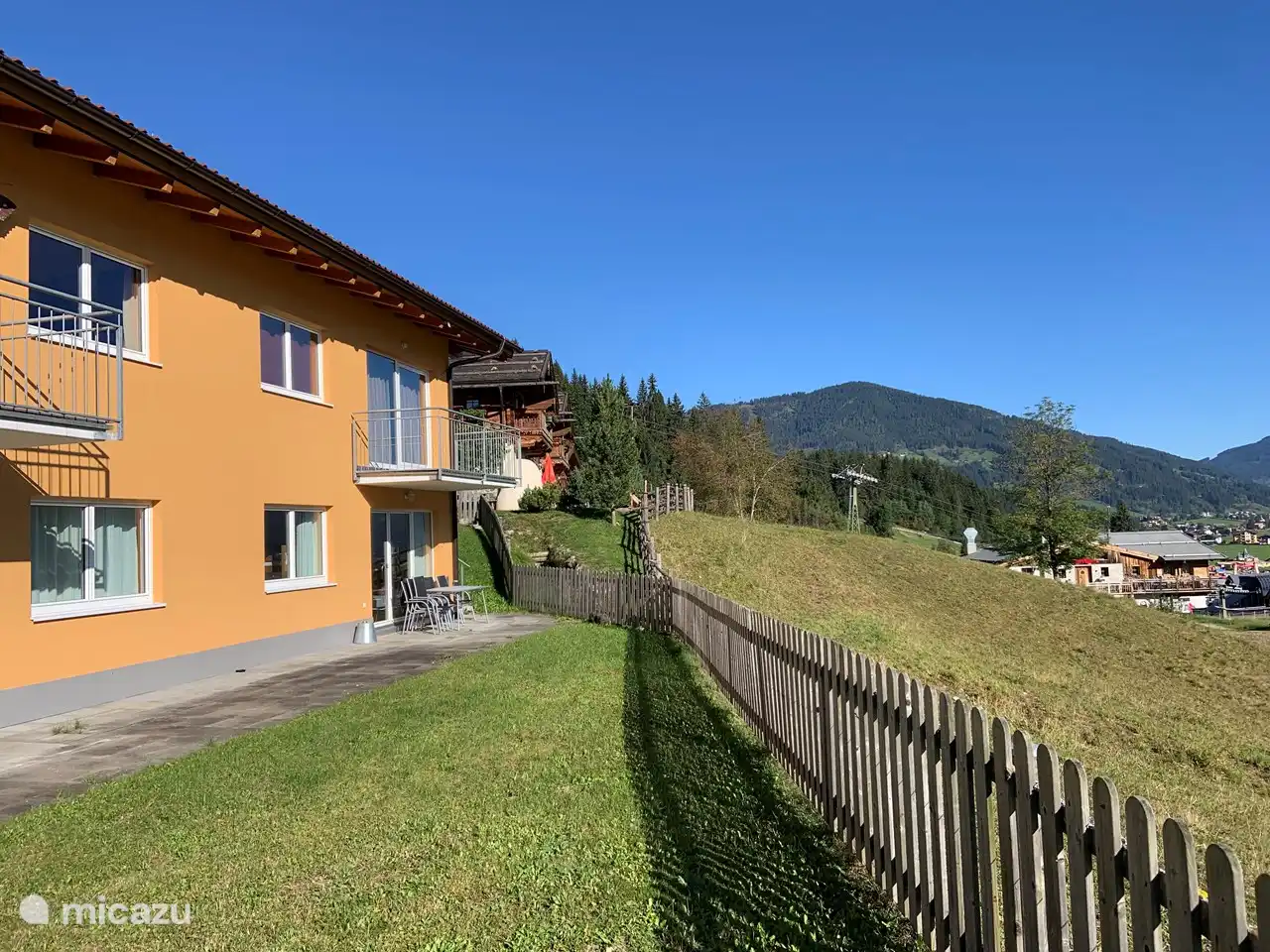 Die freie Lage der Wohnung ist hier deutlich sichtbar.