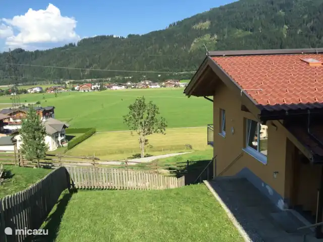 Haus-Myrte | Autriche, Salzburgerland, Flachau - appartement La vue le long de l'appartement, avec les champs verts (ou blancs en hiver).
