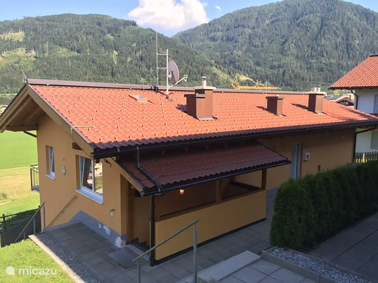 Die Rückseite der Wohnung, mit der Haustür in der Mitte