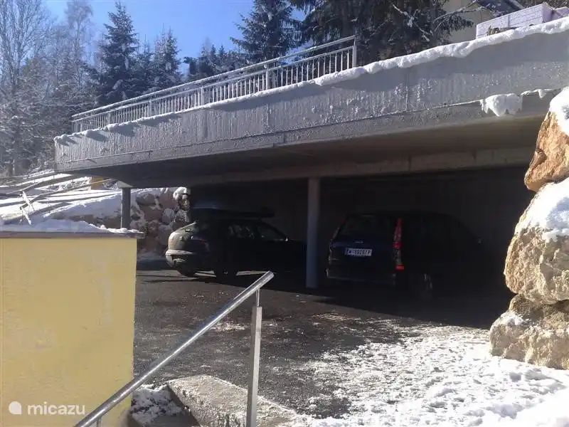 Zwei private Plätze, eins im Carport in der Wohnung.