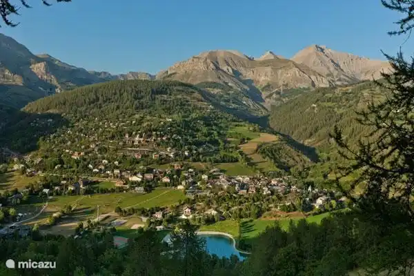 Allos-village