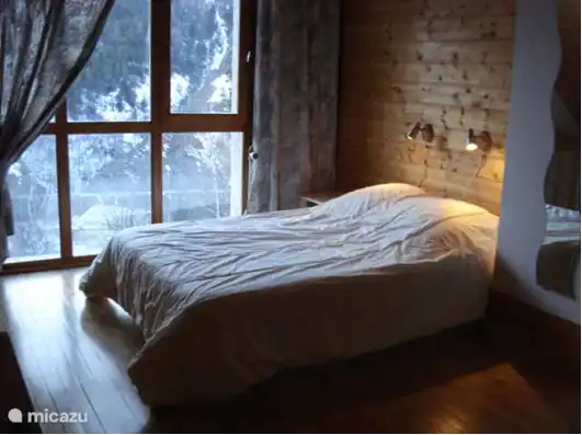 Dormitorio en entreplanta, con impresionantes vistas al valle y a las pistas de esquí de Seignus