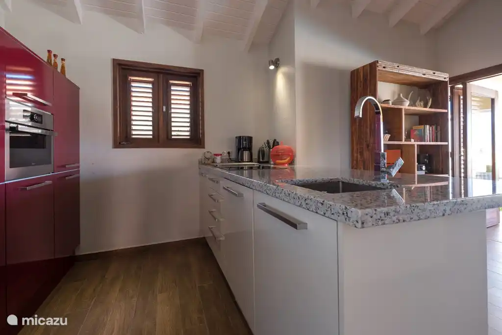 Cocina moderna con sobre de granito