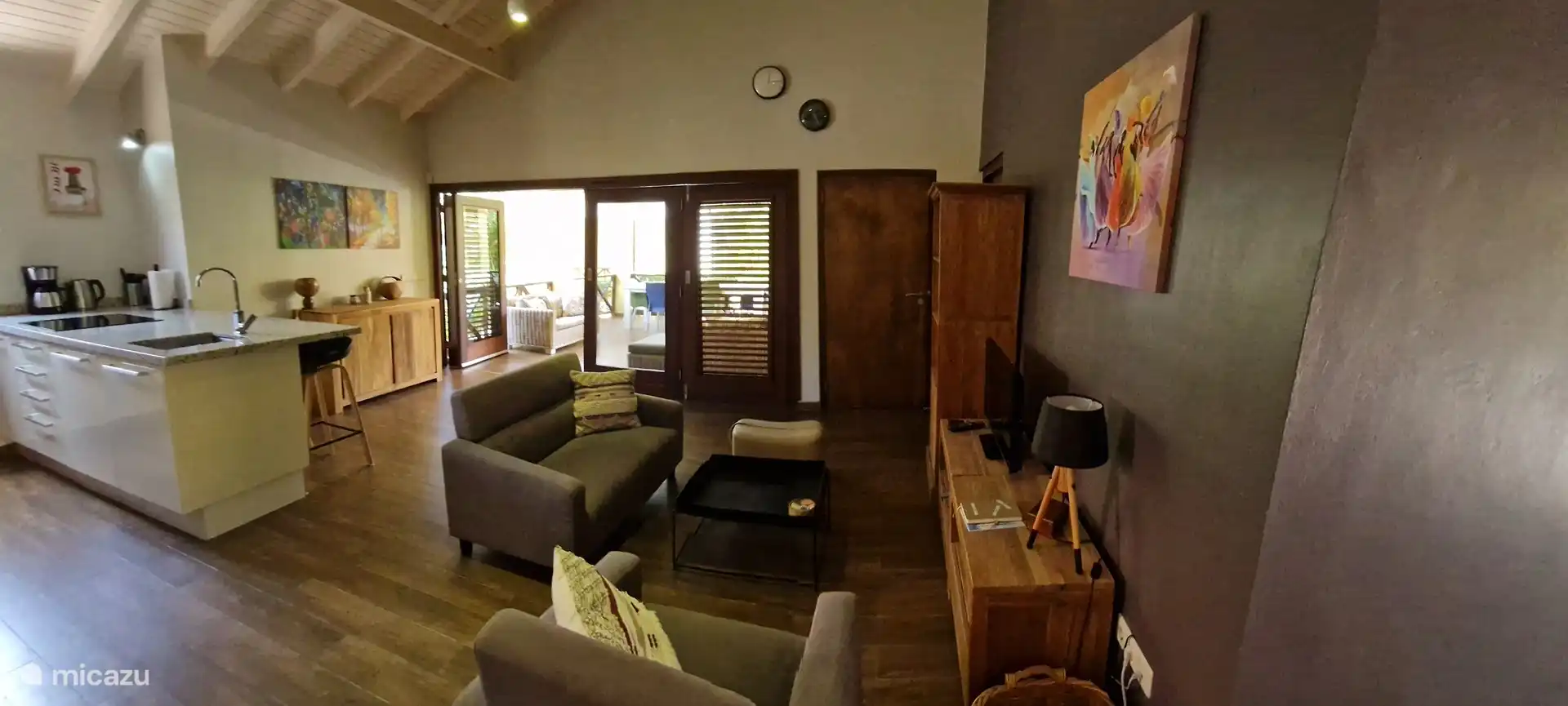 Sala de estar moderna y atractiva.