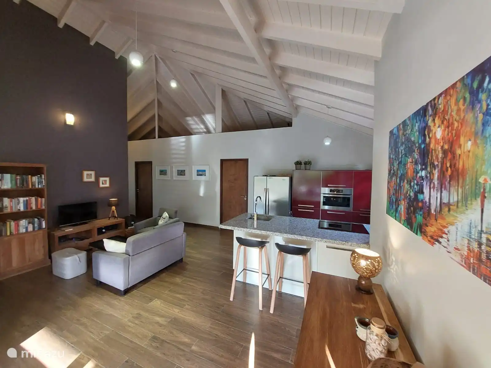 Si no tiene ganas de nadar o sentarse afuera, es maravilloso relajarse adentro y leer un libro, jugar un juego, ver una película (todo disponible en la casa) o ver uno de los muchos canales de televisión.