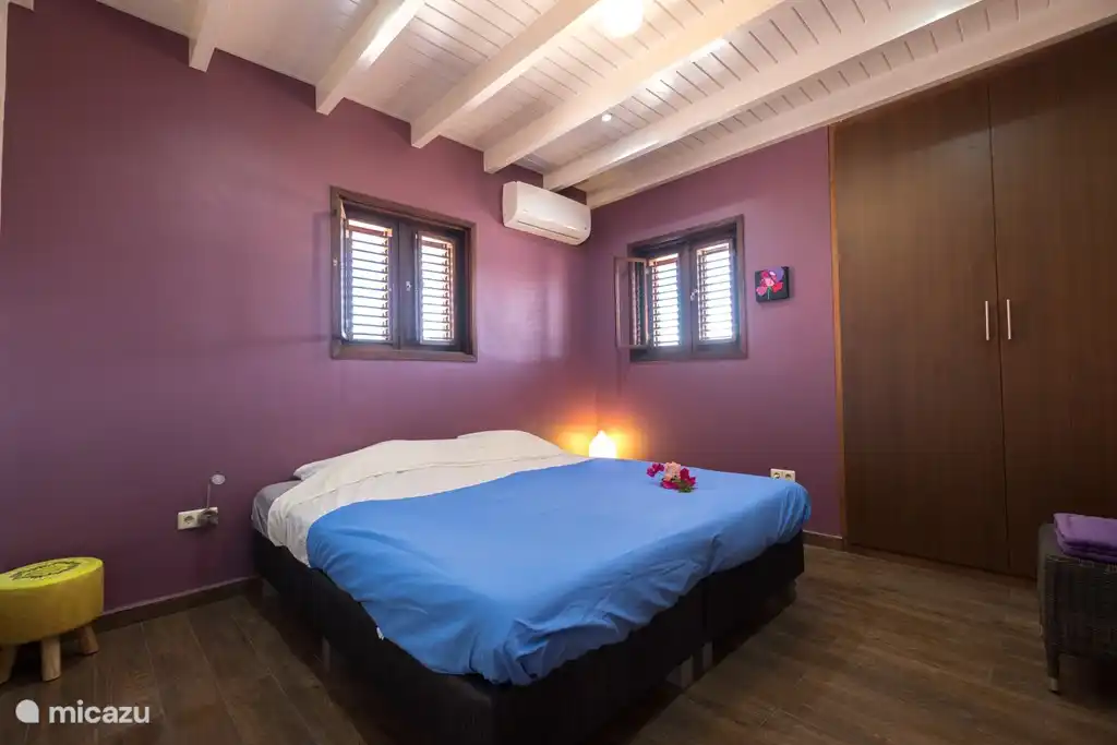 Atractivo dormitorio con acceso directo al baño.