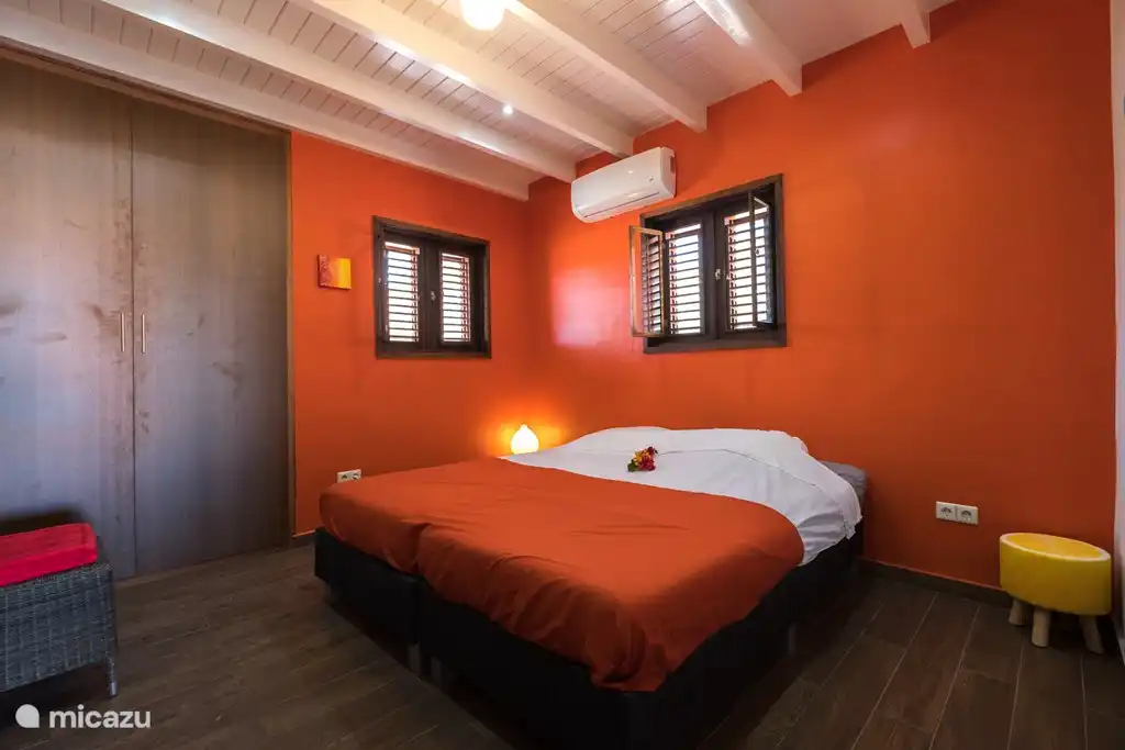 Atractivo dormitorio con acceso directo al baño.