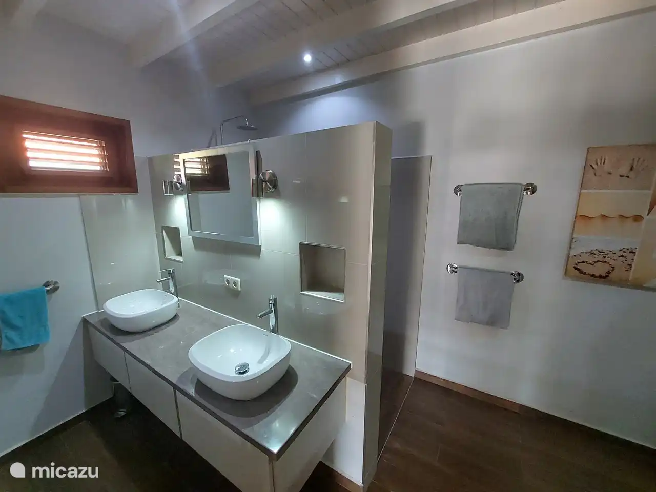 Fregadero espacioso con doble seno.