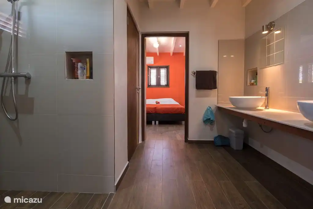 El baño está en conexión directa con el dormitorio.