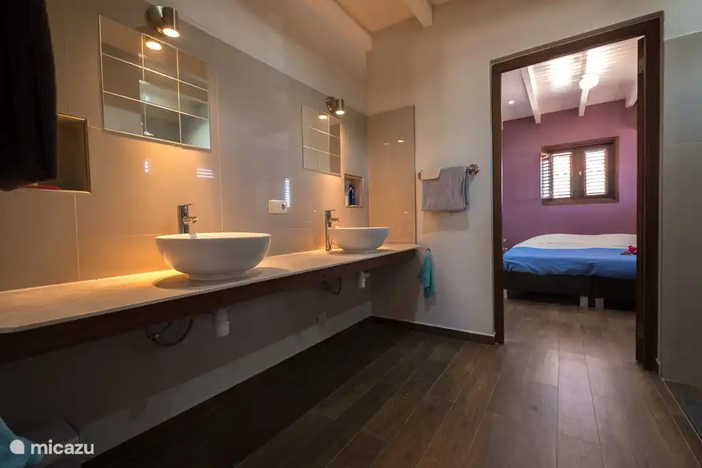 El baño está en conexión directa con el dormitorio.