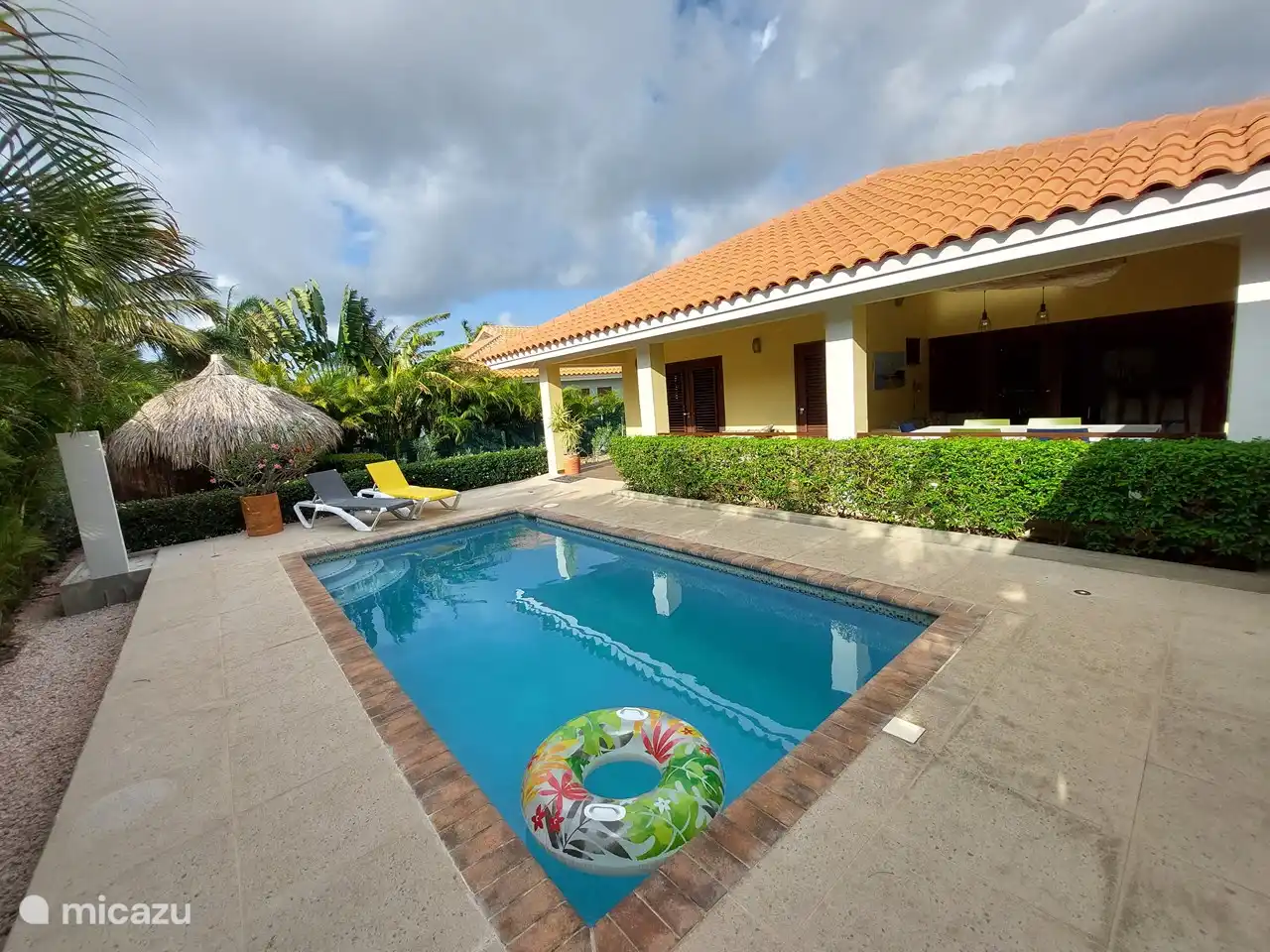 La piscina es un lugar maravilloso para disfrutar durante el día y la noche. Los niños ya están alegres y activos antes del desayuno. Disfrute de un refrigerio y una bebida en la terraza y luego de un chapuzón refrescante. Veladas románticas en el deck de la piscina iluminada o bajo la palapa.