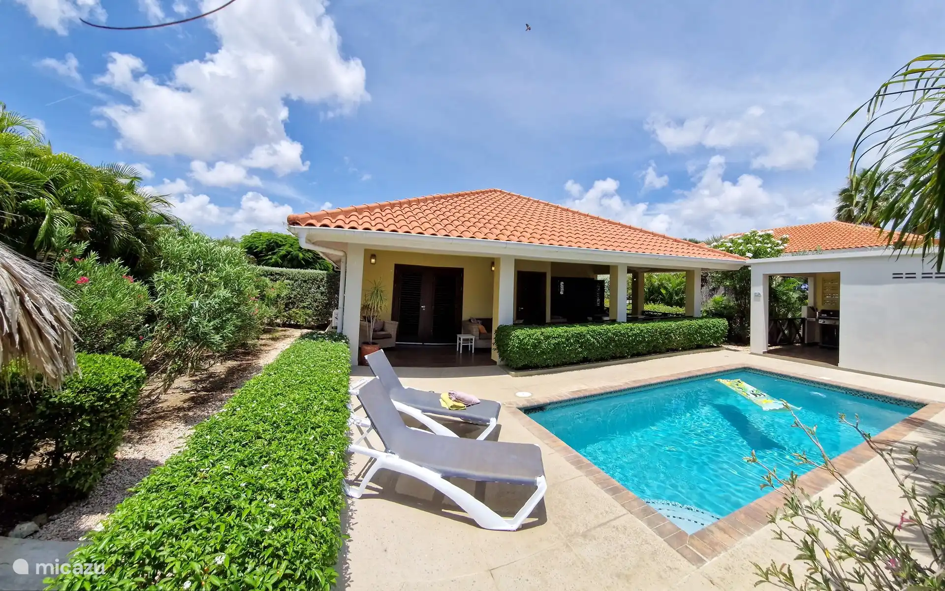 Veranda, cubierta de la piscina y piscina.