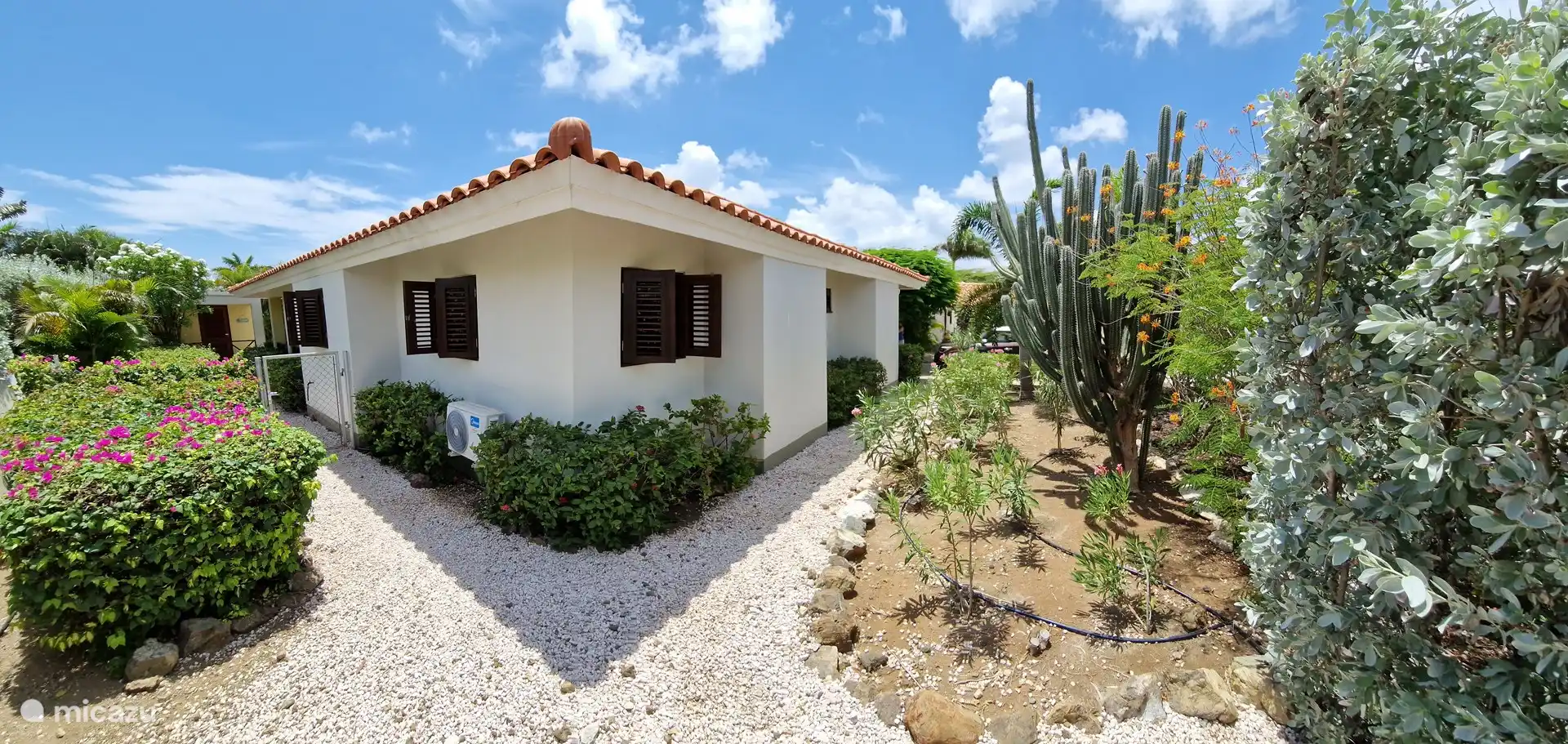 El jardín es simple, pero hermoso. Gracias al riego que funciona con aguas subterráneas y al suelo fértil de la antigua plantación, todo crece frondoso.