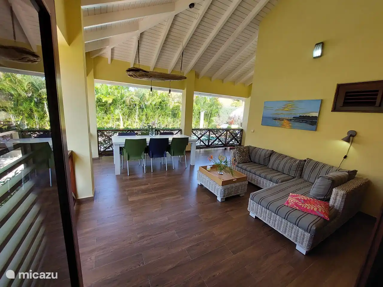 Es precioso en el porche. Tanto durante el día como por la noche puedes sentarte y disfrutar de un aperitivo y una bebida.