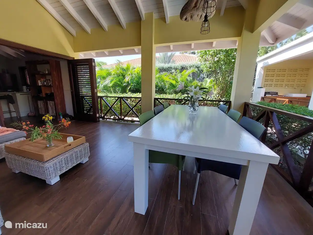 El balcón o la terraza. La mesa es muy robusta y espaciosa. Con seis adultos puedes disfrutar de una deliciosa comida o pasar horas con una copa de vino.